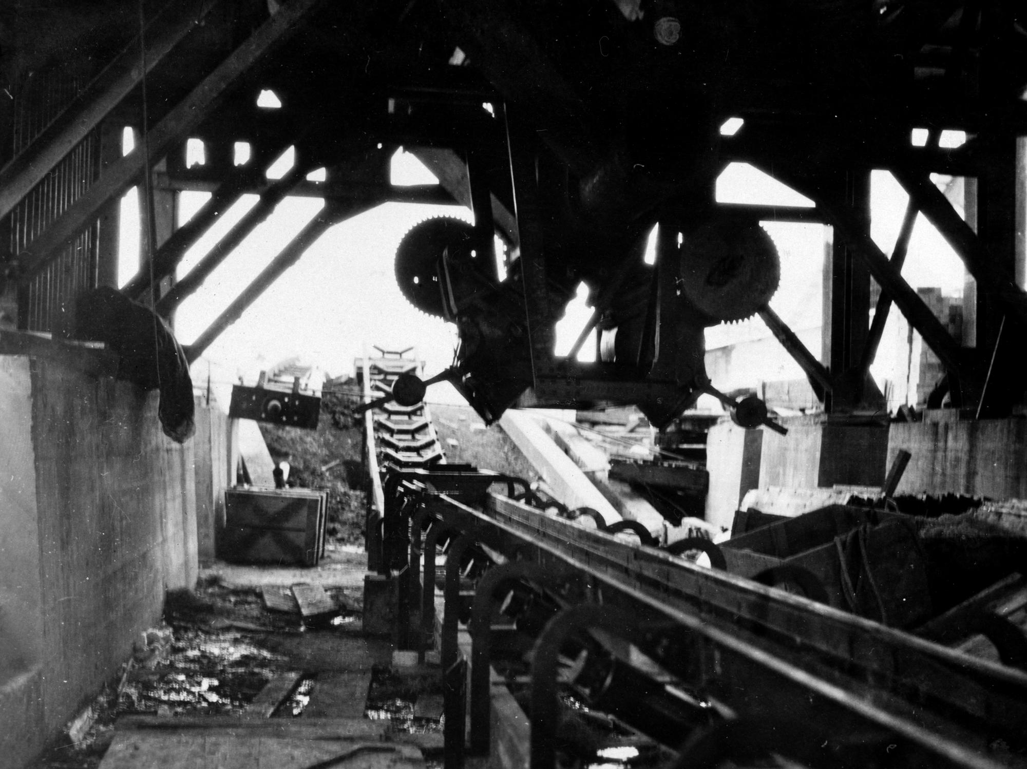 Stages in construction of Carbonisation works - Hamilton Libraries ...