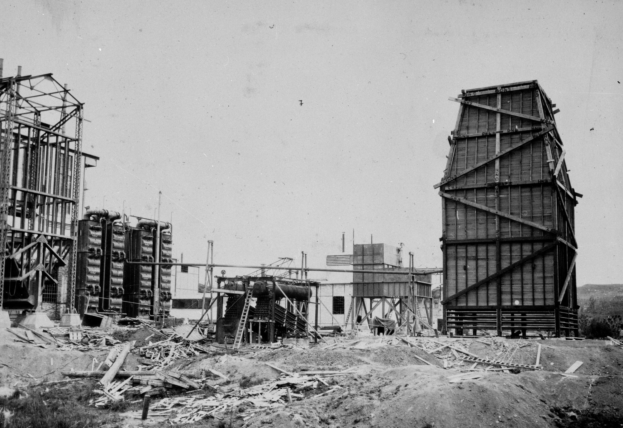 Stages in construction of Carbonisation works - Hamilton Libraries ...